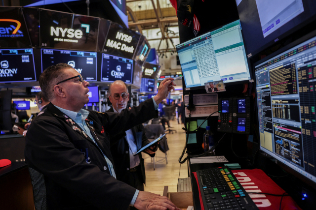 미국 뉴욕 뉴욕증권거래소(NYSE)에서 트레이더들이 업무를 보고 있다. 로이터연합뉴스