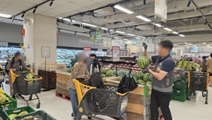 "폭우 뚫고 수박 사러 왔다"… 초복 맞이 대형마트 오픈런