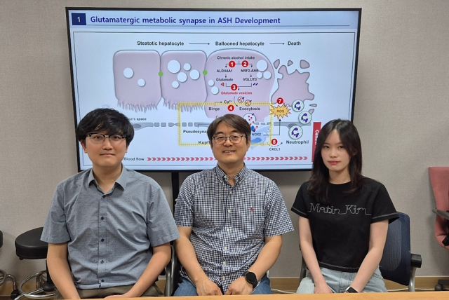 KAIST 의과학대학원 정원일 교수 연구팀. 왼쪽부터 양경모 박사, 정원일 교수, 김규래 박사과정. 사진제공=KAIST