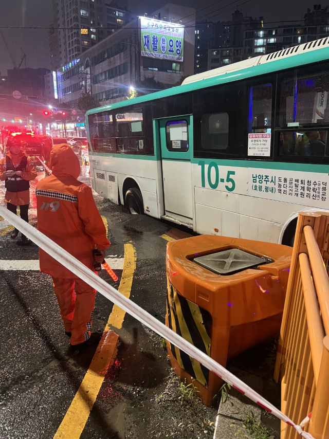 16일 오후 8시께 경기 구리시 인창동에서 포트홀이 발생해 운행 중이던 시내버스 바퀴가 빠지는 사고가 났다. 사진 제공=경기도북부소방재난본부