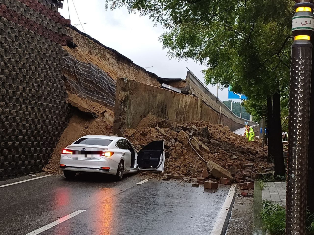 16일 집중 호우로 경기 오산 가장교차로 고가도록 옹벽이 붕괴돼 차량 2대가 깔리는 사고가 발생했다. 연합뉴스