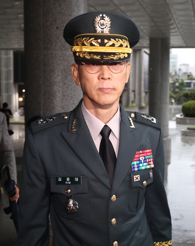 김용대 드론작전사령관이 17일 서울 서초구 서울고등검찰청에 마련된 내란특검 사무실에 무인기 침투 의혹 등 외환 혐의 관련 조사를 받기 위해 출석하고 있다. 뉴스1