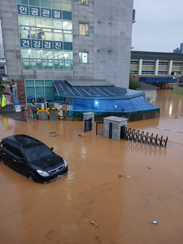 호우경보가 내려진 17일 오전 충남 당진시 당진정보고등학교가 침수돼 있다. 연합뉴스