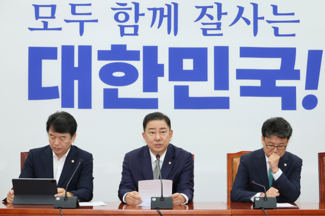 더불어민주당 김병기 당대표 직무대행 겸 원내대표가 17일 서울 여의도 국회에서 열린 정책조정회의에서 발언하고 있다. 연합뉴스