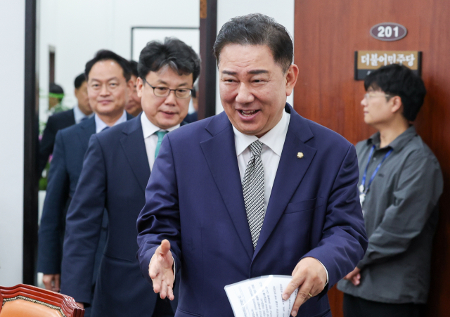 김병기 더불어민주당 대표 직무대행 겸 원내대표가 17일 오전 서울 여의도 국회에서 열린 정책조정회의에 입장하고 있다. 뉴스1