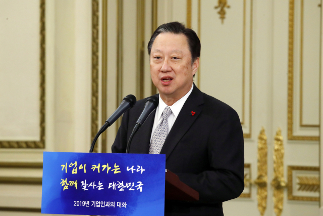 박용만 전 두산그룹 회장이 대한상공회의소 회장이던 2019년 1월 청와대 영빈관에서 '기업이 커가는 나라, 함께 잘사는 나라'라는 슬로건으로 열린 '기업인과의 대화'에서 인사말을 하고 있다. 연합뉴스