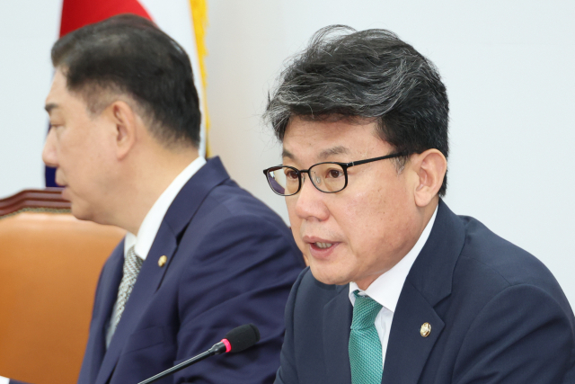 진성준 더불어민주당 정책위의장이 17일 서울 여의도 국회에서 열린 정책조정회의에서 발언하고 있다. 연합뉴스