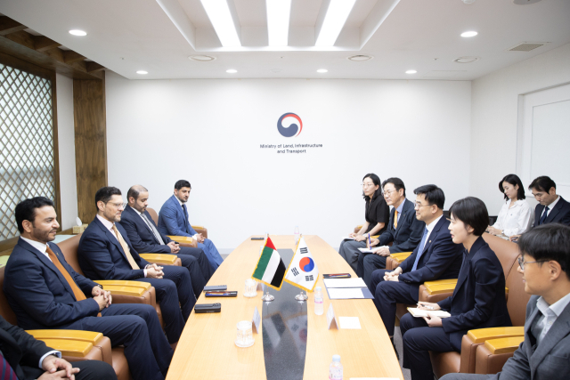 이상경 국토교통부 제1차관이 17일 서울 정동 국토발전전시관에서 모하메드 알리 알 쇼라파 아부다비 자치행정교통부 의장과 만나 협력 방안 등을 논의하고 있다. 사진 제공=국토교통부