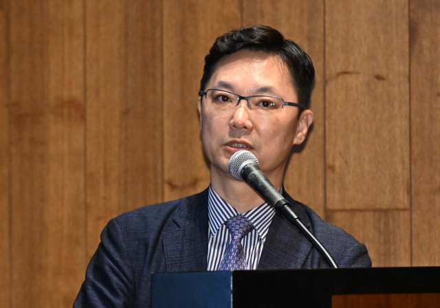 장원준 전북대 교수가 17일 국방방산전략포럼에서 방산 수출을 위한 수출금융의 필요성에 대해 설명하고 있다. 권욱 기자