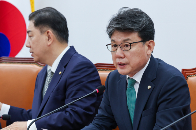 진성준(오른쪽) 더불어민주당 정책위의장이 17일 오전 서울 여의도 국회에서 열린 정책조정회의에 참석해 발언하고 있다. 뉴스1
