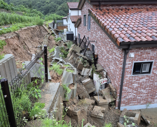 17일 오전 5시 56분께 충북 음성군 음성읍의 한 주택 옹벽이 무너져 있다. 사진제공=연합뉴스