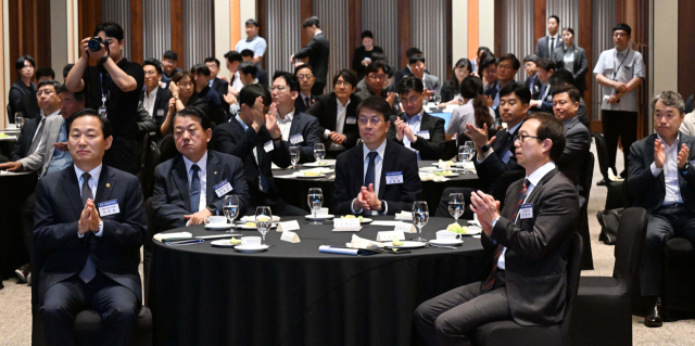 손동영 서울경제신문·서울경제TV 대표이사 사장을 비롯한 참석자들이 17일 서울 중구 신라호텔 영빈관에서 열린 제1회 국방방산전략포럼에서 박수를 치고 있다. 권욱 기자 20257.17