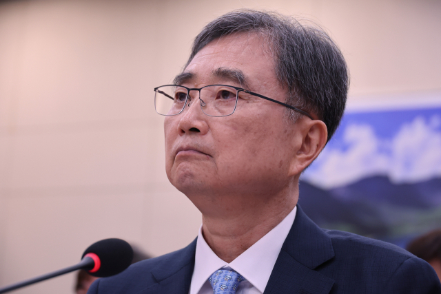 조현 외교부 장관 후보자가 17일 서울 여의도 국회 외교통일위원회에서 열린 인사청문회에서 질의를 듣고 있다. 연합뉴스
