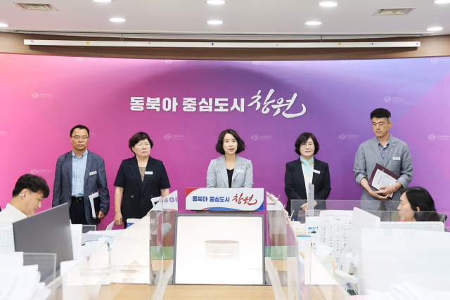 정양숙(가운데) 경남 창원시 문화관광체육국장이 17일 시청 브리핑룸에서 문화선도산단 프로젝트를 설명하고 있다. 사진 제공=창원시