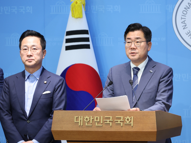 더불어민주당 박찬대 당 대표 후보가 17일 서울 여의도 국회 소통관에서 '내란 청문회' 추진 관련 기자회견을 하고 있다. 연합뉴스