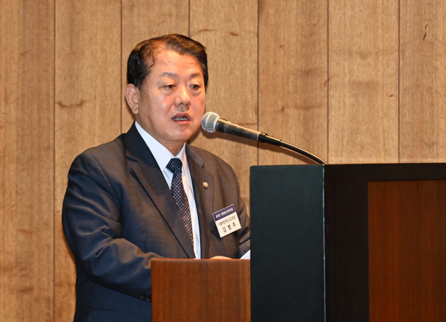 김병주 더불어민주당 최고위원이 17일 서울 중구 신라호텔 영빈관에서 열린 제1회 국방방산전략포럼에서 축사를 하고 있다. 권욱 기자 20257.17