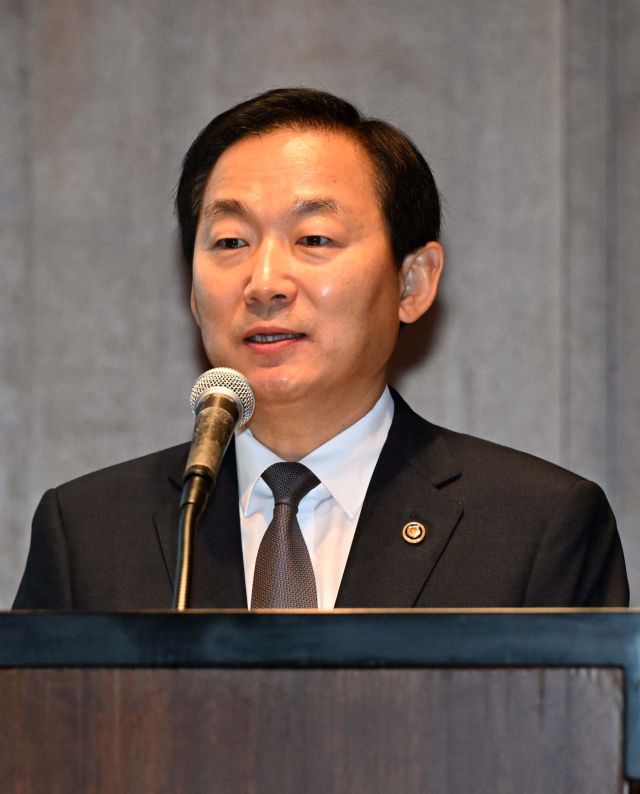 이두희 국방부 장관 직무대행이 17일 서울 중구 신라호텔 영빈관에서 열린 제1회 국방방산전략포럼에서 축사를 하고 있다. 권욱 기자 20257.17
