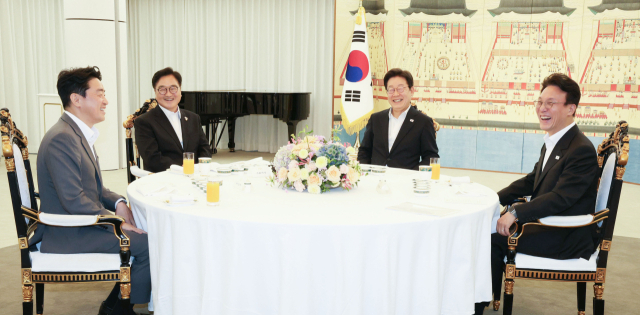 이재명 대통령이 17일 제헌절을 맞아 서울 한남동 관저에서 우원식(왼쪽 두 번째) 국회의장, 김민석(오른쪽) 국무총리, 강훈식(왼쪽) 비서실장과 만찬을 하며 웃고 있다. 연합뉴스