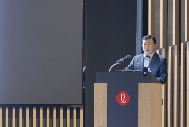 신동빈 롯데 회장이 지난 16일부터 1박 2일 일정으로 롯데인재개발원 오산캠퍼스에서 진행한 ‘2025 하반기 VCM’에서 그룹 경영 방침과 CEO의 역할, 리더십에 대해 메시지를 전하고 있다. 사진 제공=롯데지주