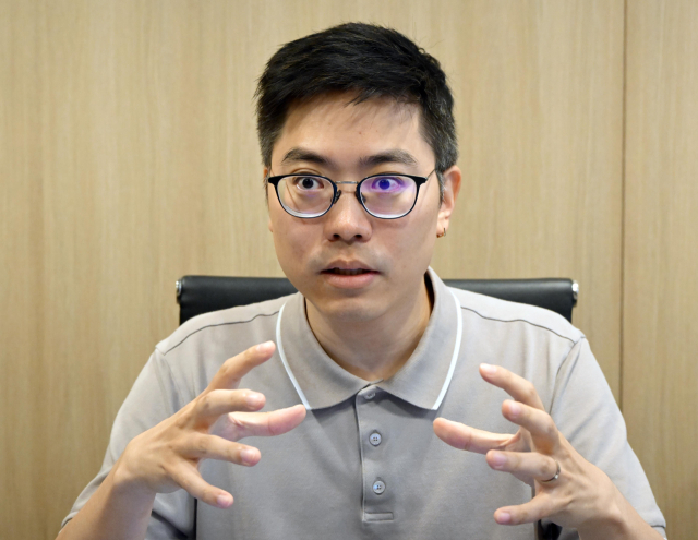 박세준 티오리 대표가 17일 서울 강남구 서울사무소에서 진행된 인터뷰에서 사이버 보안에 대한 국내 기업들의 인식 개선을 강조하고 있다. 성형주 기자
