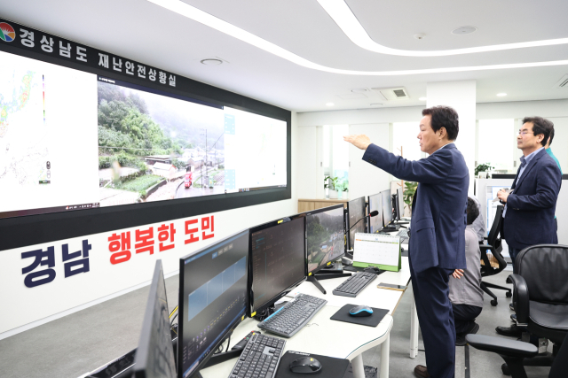 박완수 경남도지사가 17일 경남 재난안전상황실을 찾아 실시간 강우 현황을 확인하고 호우 대비 선제 조치를 주문하고 있다. 사진 제공=경남도
