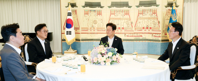 이재명 대통령이 17일 서울 한남동 관저에서 우원식 국회의장, 김민석 국무총리와 만찬 자리를 갖고 있다. 강훈식(왼쪽부터) 대통령비서실장, 우 의장, 이 대통령, 김 총리. 연합뉴스