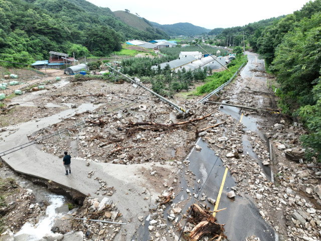 폭우가 내린 17일, 산사태가 발생한 충남 예산군 봉산면 봉운로.연합뉴스