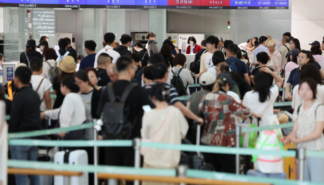 여름 휴가철인 16일 인천 영종도 인천국제공항 1터미널이 탑승객들로 붐비고 있다. 연합뉴스