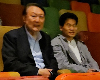한국사 강사 전한길 씨(오른쪽)와 대화 나누는 윤 전 대통령. 뉴스1