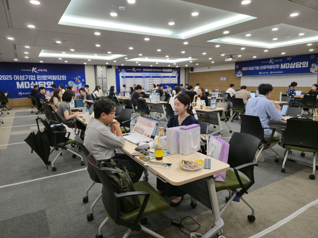 16일 서울 강남 양재동의 aT센터에서 진행된 ‘여성기업 판로역량 강화 교육·상담회’에서 황태희 계절한모금 대표가 MD 상담을 통해 판로 개척 방법을 문의하고 있다. /사진 제공=여경협