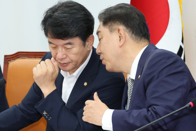 김병기(오른쪽) 더불어민주당 대표 직무대행 겸 원내대표가 17일 서울 여의도 국회에서 열린 정책조정회의에서 문진석 원내수석부대표와 대화하고 있다. 연합뉴스