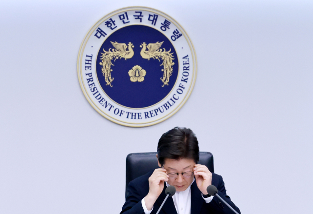 이재명 대통령이 17일 대통령실에서 열린 수석·보좌관 회의를 시작하며 안경을 바꿔 쓰고 있다. 연합뉴스