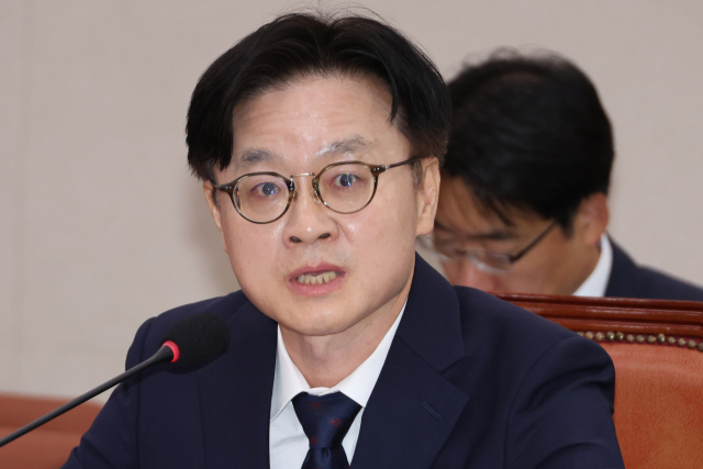 김정관 산업통상자원부 장관 후보자가 17일 국회 산업통상자원중소벤처기업위원회에서 열린 인사청문회에서 위원 질의에 답하고 있다. 연합뉴스.