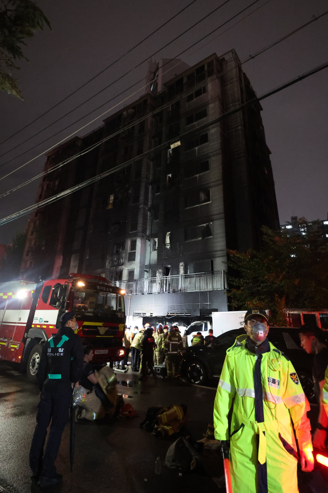 주차장에서 불이 난 광명 아파트 화재 현장 (광명=연합뉴스) 홍기원 기자 = 18일 소방대원이 전날 주차장에 불이 난 경기도 광명시 소하동 한 아파트에서 인명 수색하는 가운데 경찰이 현장을 통제하고 있다. 2025.7.18 xanadu@yna.co.kr (끝) <저작권자(c) 연합뉴스, 무단 전재-재배포, AI 학습 및 활용 금지>