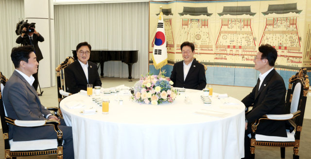 이재명 대통령이 17일 서울 한남동 관저에서 우원식 국회의장, 김민석 국무총리와 만찬 자리를 갖고 있다. 강훈식(왼쪽부터) 대통령비서실장, 우 의장, 이 대통령, 김 총리. 연합뉴스
