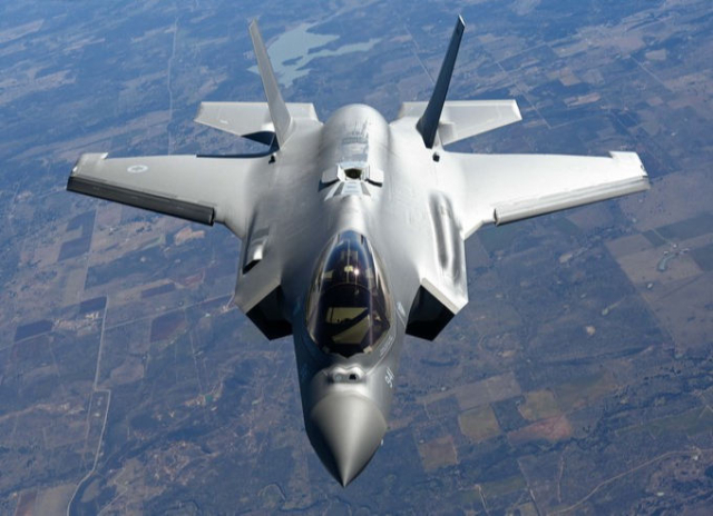 미 공군 F-35A 스텔스 전투기가 공중급유 훈련을 하기 위해 비행을 하고 있다. 사진 제공=미 공군