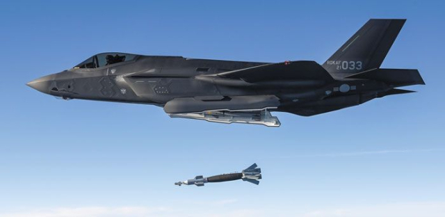 강원도 필승사격장에서 공군의 F-35A가 정밀유도폭탄 GBU-12를 투하하는 모습. 사진 제공= 합참