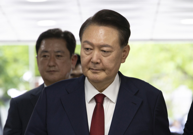 12·3 비상계엄과 관련해 특검의 수사를 받는 윤석열 전 대통령이 9일 서울 서초구 서울중앙지법에서 열린 영장실질심사에 출석하기 위해 법정으로 향하고 있다. 사진공동취재단
