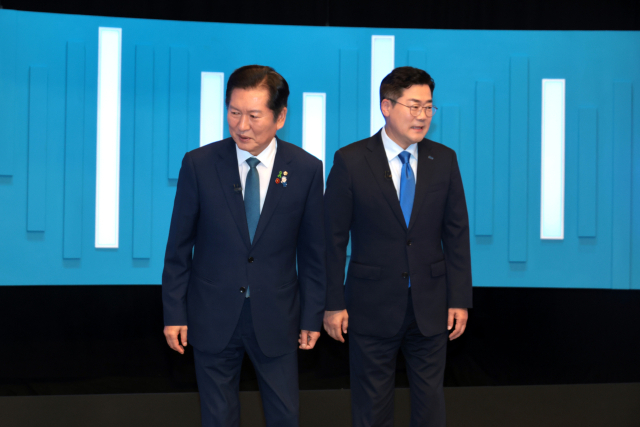 정청래(왼쪽), 박찬대 더불어민주당 당대표 후보가 16일 서울 양천구 목동 SBS에서 TV토론회에 앞서 기념촬영을 마친 뒤 자리로 향하고 있다. 2025.7.16/뉴스1