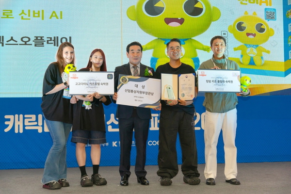 좌측부터 엑스오플레이 온라인커머스팀 헤르민 매니저, 엑스오플레이 온라인커머스팀 관영이 매니저, 사단법인 한국완구협회 이병우 회장, 엑스오플레이 박세원 대표, 엑스오플레이 영업팀 김은성 팀장. (주)엑스오플레이 제공