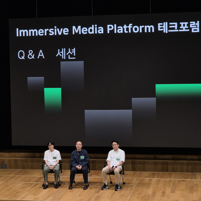 김성호(오른쪽부터) 네이버 이머시브 미디어 플랫폼 리더, 오한기 리얼타임 엔진 스튜디오 리더, 송지철 프리즘 스튜디오 리더가 16일 경기 성남 네이버 사옥 그린팩토리에서 열린 ‘이머시브 미디어 플랫폼 테크 포럼’에서 확장현실(XR) 플랫폼을 소개하고 있다. 성남=김성태 기자
