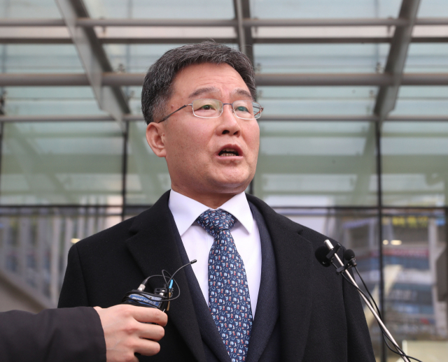 대장동 개발 사업을 도와달라고 당시 성남시의장에게 청탁하고 뇌물을 공여한 혐의로 기소된 화천대유 대주주 김만배 씨가 지난해 2월 14일 경기도 수원시 영통구 수원지방법원에서 열린 1심 선고 공판이 끝난 후 법원을 나와 취재진 질문에 답하고 있다. 연합뉴