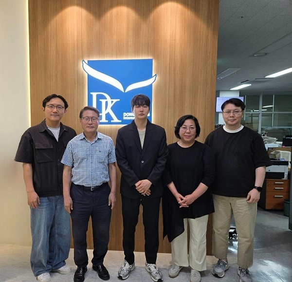 (왼쪽부터) ㈜동광인터내셔날 이진호 전무, 이재수 회장, 퀸라이브 윤정탁 대표, 이성화 이사, 김형준 수석