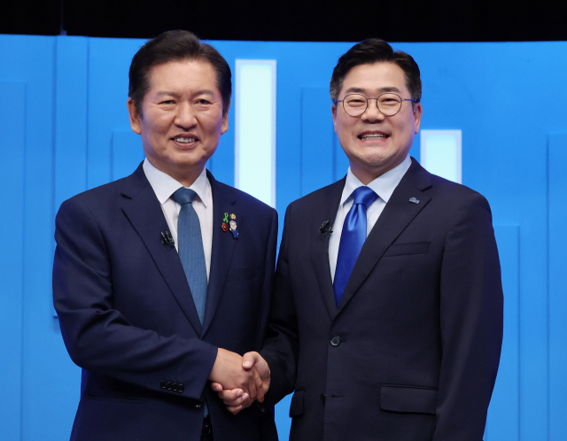 정청래(왼쪽)·박찬대 더불어민주당 당대표 후보가 16일 서울 양천구 목동 SBS에서 TV토론회에 앞서 기념촬영을 하고 있다. 2025.7.16 국회사진기자단