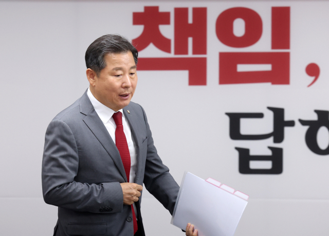 이달 14일 강원 춘천시 국민의힘 강원특별자치도당에서 열린 운영위원회에서 신임 도당위원장으로 선출된 이철규 의원이 자리로 향하고 있다. 연합뉴스