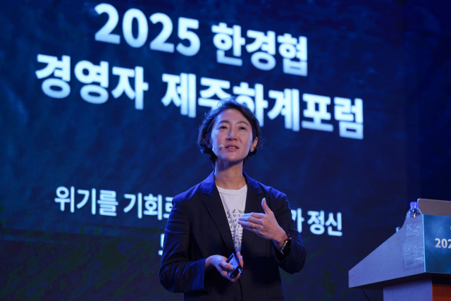 송미선 하나투어 대표는 17일 제주 서귀포시 롯데호텔제주에서 열린 한국경제인협회 제38회 제주하계포럼에 '500억 적자, 코로나 위기를 정면 돌파한 리더십'을 주제로 강연을 하고 있다. 사진제공=한경협