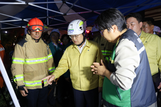 김동연 경기도지사가 16일 밤 오산 가장교차로 옹벽 붕괴 사고 현장방문해 구조팀에 인명구조를 최우선으로 하라는 지시사항을 전달하고 있다. 사진 제공 = 경기도
