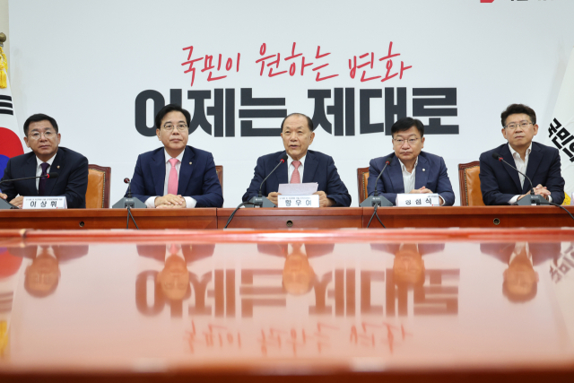 황우여(가운데) 국민의힘 선거관리위원회 위원장이 이달 14일 국회에서 열린 당 대표 및 최고위원 선출 선거관리위원회 위촉장 수여식에서 발언하고 있다. 연합뉴스
