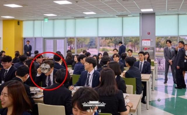 이재명 대통령이 이달 14일 충북 진천 국가공무원인재개발원에서 특강을 마친 뒤 신임 공무원들과 가진 오찬에서 음식을 그릇째 비우고 있다. 사진=대통령실 제공