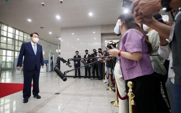 윤석열 대통령이 서울 용산 대통령실 청사로 출근하며 기자들과 도어스테핑(출근길 문답)을 하고 있다. 연합뉴스